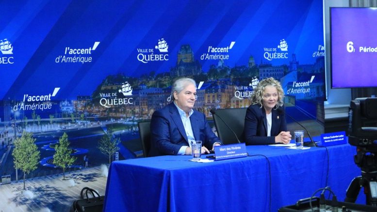 Marc Des Rivières, directeur du service du transport et de la mobilité intelligente accompagné de la conseillère municipale de Cap-aux-diamants, Mélissa Coulombe-Leduc. Crédit photo:(Louis-Alexandre Parent)