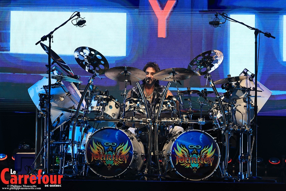 Le batteur de Journey, Jay Schellen. (Crédit Photo: Philippe Mousset)