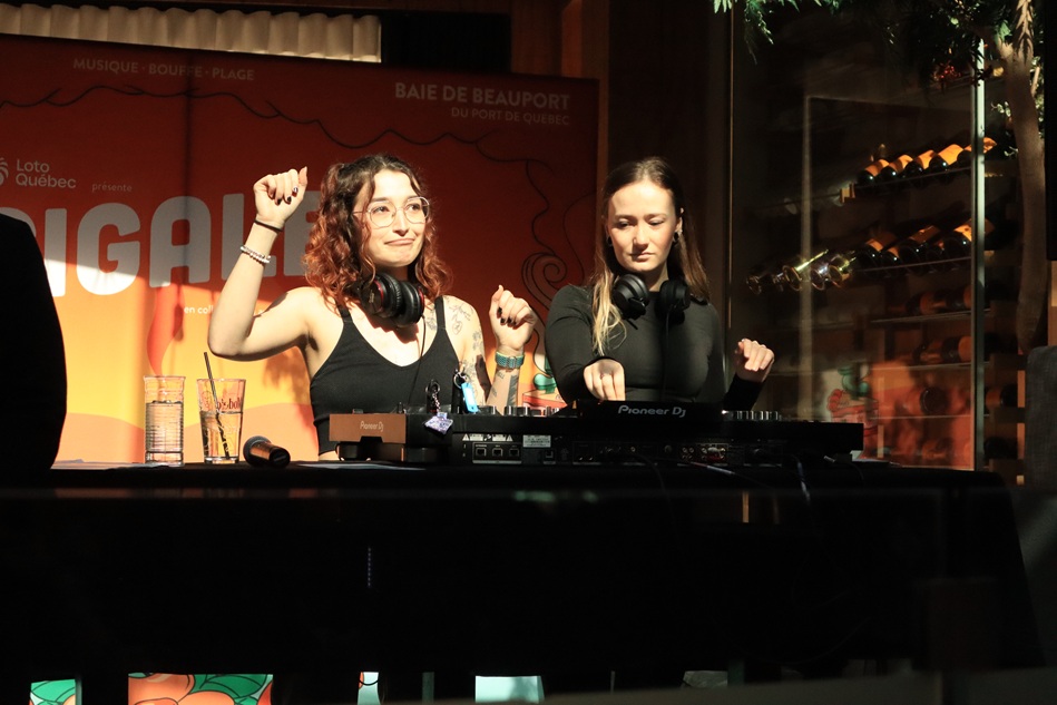 Le duo DJ Stormies a présenté la programmation du festival Cigale sous forme de Mash up. (crédit photo: Louis-Alexandre Parent)