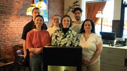 La conseillère municipale, Elainie Lepage, accompagné de la présidente de la SDC Saint-Roch, Catherine Pelletier, et des commerçants du quartier. (Crédit photo: Louis-Alexandre Parent)