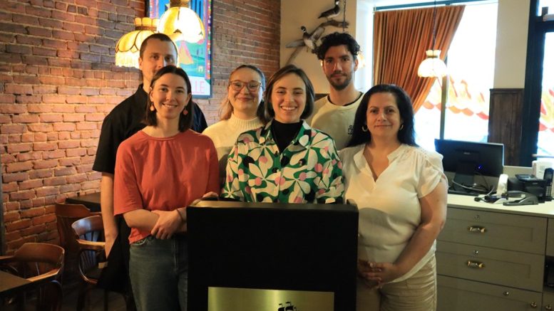 La conseillère municipale, Elainie Lepage, accompagné de la présidente de la SDC Saint-Roch, Catherine Pelletier, et des commerçants du quartier. (Crédit photo: Louis-Alexandre Parent)