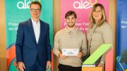 Julien Frascadore, entouré de Patrick Charlebois et de Patricia Demers, directrice générale de la Fondation Aléo. (Photo : Maxime Côté)