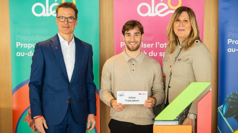 Julien Frascadore, entouré de Patrick Charlebois et de Patricia Demers, directrice générale de la Fondation Aléo. (Photo : Maxime Côté)