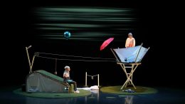 La lune entre deux maisons aborde la naissance d’une amitié entre deux enfants que tout sépare.