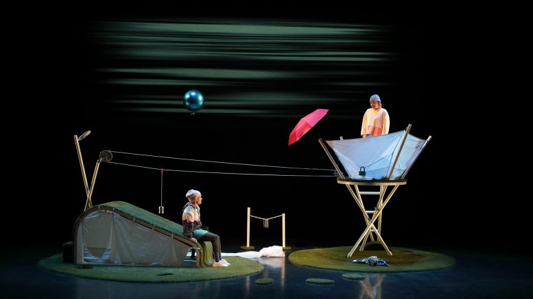 La lune entre deux maisons aborde la naissance d’une amitié entre deux enfants que tout sépare.