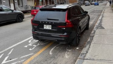 Il est fréquent en début de saison que des automobilistes oublient l’interdiction de stationner dans une piste cyclable.