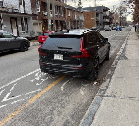 Il est fréquent en début de saison que des automobilistes oublient l’interdiction de stationner dans une piste cyclable.