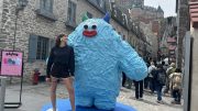 Pony pose aux côtés d'Anxiyeti, l'une des sculptures exposées dans le Quartier Petit Champlain. (Photo : Xavier Renald)