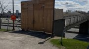 Il y a plusieurs mois que cette passerelle, entre la rue Lee et le stade de baseball a été littéralement barricadée par la Ville.  