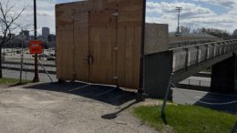 Il y a plusieurs mois que cette passerelle, entre la rue Lee et le stade de baseball a été littéralement barricadée par la Ville.  