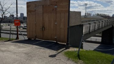 Il y a plusieurs mois que cette passerelle, entre la rue Lee et le stade de baseball a été littéralement barricadée par la Ville.  