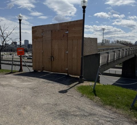 Il y a plusieurs mois que cette passerelle, entre la rue Lee et le stade de baseball a été littéralement barricadée par la Ville.  