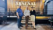 Pierre Gravel (Directeur Général de la Bouchée généreuse), François Nolin (Copropriétaire de la Distillerie Arsenal & Co) et Marie-Pier Gravel (Directrice adjointe de la Bouchée généreuse) Crédit photo : La Distillerie Arsenal & Co