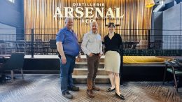 Pierre Gravel (Directeur Général de la Bouchée généreuse), François Nolin (Copropriétaire de la Distillerie Arsenal & Co) et Marie-Pier Gravel (Directrice adjointe de la Bouchée généreuse) Crédit photo : La Distillerie Arsenal & Co
