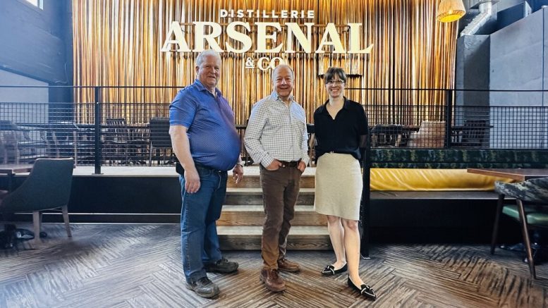 Pierre Gravel (Directeur Général de la Bouchée généreuse), François Nolin (Copropriétaire de la Distillerie Arsenal & Co) et Marie-Pier Gravel (Directrice adjointe de la Bouchée généreuse) Crédit photo : La Distillerie Arsenal & Co