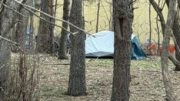 Les gens qui dorment dans cette tente n’avaient pas d’autre endroit pour passer la nuit.