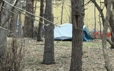 Les gens qui dorment dans cette tente n’avaient pas d’autre endroit pour passer la nuit.