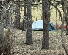 Les gens qui dorment dans cette tente n’avaient pas d’autre endroit pour passer la nuit.