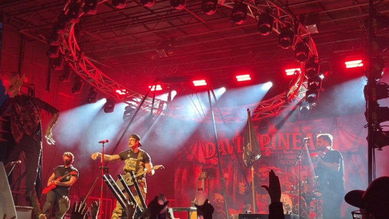 David Pineau était en prestation avec son band pour l'ouverture des terrasse de la Grande Allée. (crédit photo; Louis-Alexandre Parent)