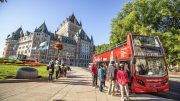Les finissants de la cohorte 2026 du Collège François-de-Laval seront menés à leur bal de finissant dans deux autobus rouge. (image; Destination Québec cité)