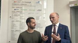 Jonathan Cloutier, directeur général du Pignon Bleu et Jean-Yves Duclos, député de Québec-Centre lors de la visite médiatique des installations du Pignon Bleu. (Photo : Xavier Renald)