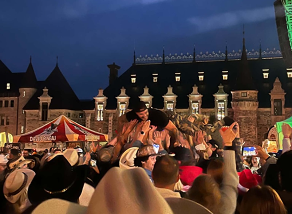 David Pineau a électrisé la scène avant d'aller rejoindre la foule en début de spectacle. (crédit photo: Kim Lamontagne)