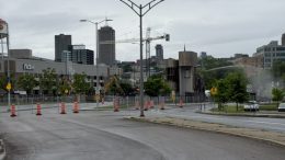 Il ne restait pas grand-chose de la passerelle qui menait au parc-Victoria, lors de notre passage, tôt ce matin. 