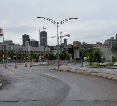 Il ne restait pas grand-chose de la passerelle qui menait au parc-Victoria, lors de notre passage, tôt ce matin. 