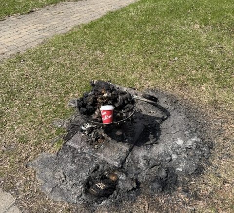 Cette poubelle, située dans le parc de la Rivières Saint-Charles, dans le quartier Saint-Roch, a été victime de vandales