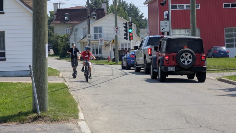 Des enfants à vélo sur l'avenue des Sablonnières à Beauport. (crédit photo: Sécurisons l'Avenue des Sablonnières)