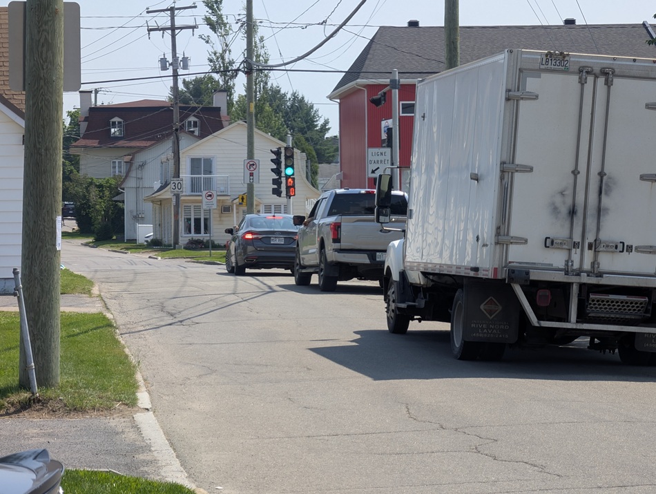 Un camion lourd qui circule sur l'avenue des Sablonnières. (Crédit photo: Sécurisons l'Avenue des Sablonnières)