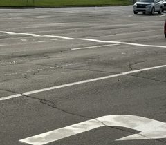 l y a plusieurs années que les voitures qui effectuent un virage au coin de l’autoroute Laurentienne et de la rue de la Croix-Rouge doivent franchir de profondes roulières qui s’apparent pratiquement à des dos d’ânes.