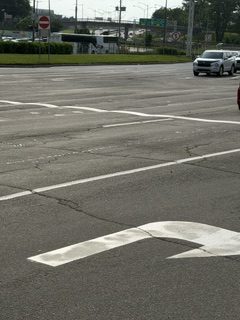 l y a plusieurs années que les voitures qui effectuent un virage au coin de l’autoroute Laurentienne et de la rue de la Croix-Rouge doivent franchir de profondes roulières qui s’apparent pratiquement à des dos d’ânes.