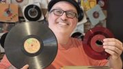 Steve Normandin ouvre le Café Paroles et Musique. (Photo : Courtoisie)
