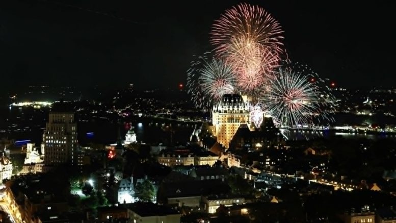 Les feux Loto-Québec ont clos la soirée de samedi avec un spectacle de 30 minutes à l'occasion de leur 30e anniversaire. (Photo: Philippe Moussette)