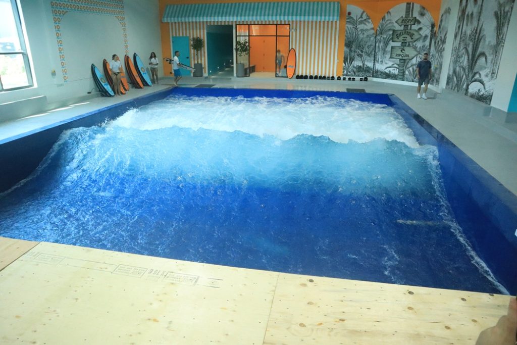 Aloha Surf du Complexe Aloha, la plus grande vague intérieur au Canada. (Photo: Louis-Alexandre Parent)