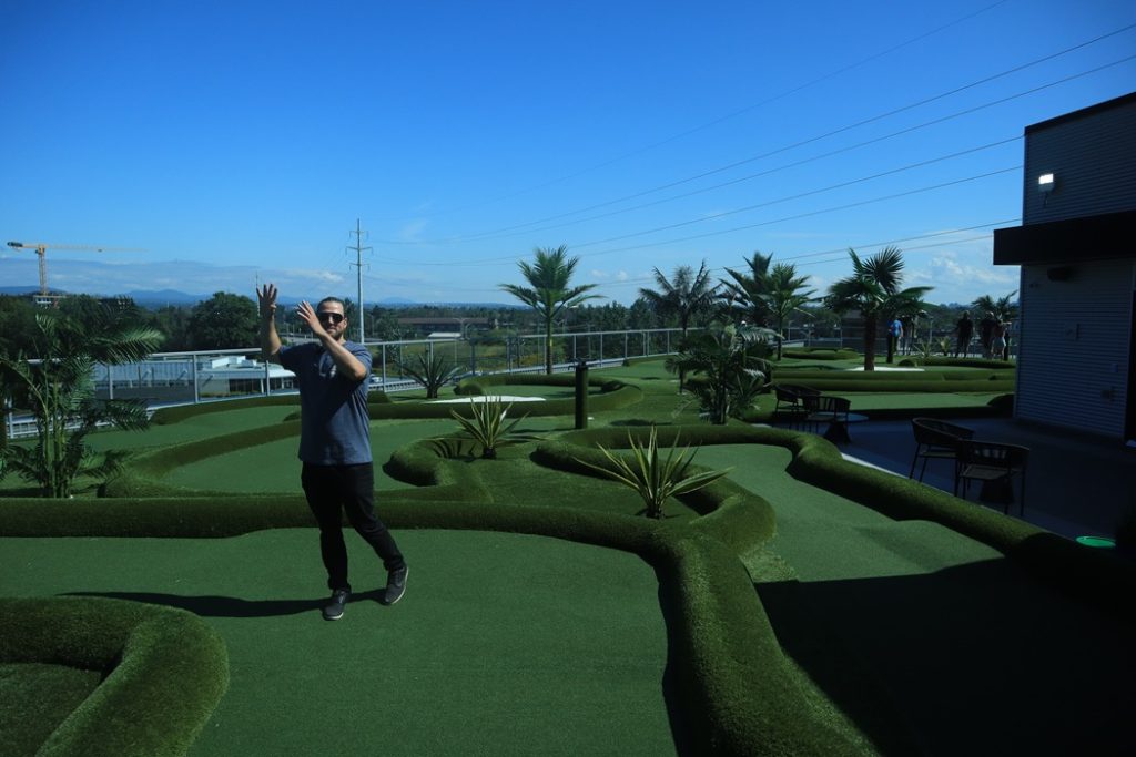 Au 19e, un terrain de mini-golf situé sur le toit du Complexe Aloha. (Photo: Louis-Alexandre Parent)
