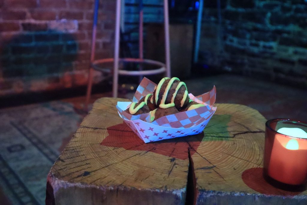 Des Bitterballens préparés par la Taverne Grande Allée et offert durant la Terrasse Gourmande. (Photo: Louis-Alexandre Parent)