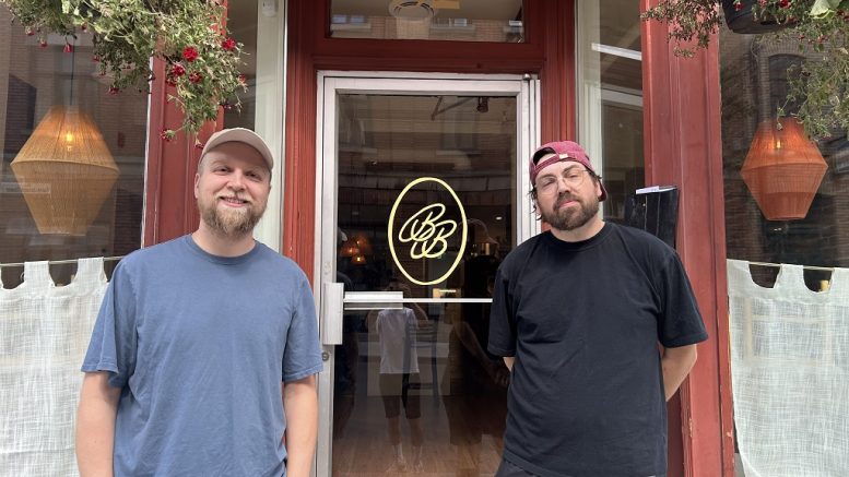 Frédéric Boudreau et Maxime Tessier, copropriétaires du restaurant Beurre Baratté. (Photo : Xavier Renald)