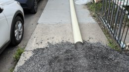 Les monticules édifiés par-dessus ce gros tuyau sont particulièrement pénibles à franchir pour ceux qui sont à sont à mobilité réduite.