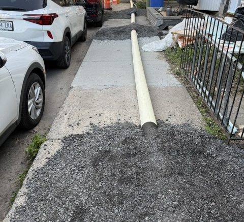 Les monticules édifiés par-dessus ce gros tuyau sont particulièrement pénibles à franchir pour ceux qui sont à sont à mobilité réduite.