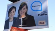 Une pancarte électorale de la CAQ avec un autocollant de leur ancien logo fait par le Démasqué. (photo: Louis-Alexandre Parent)