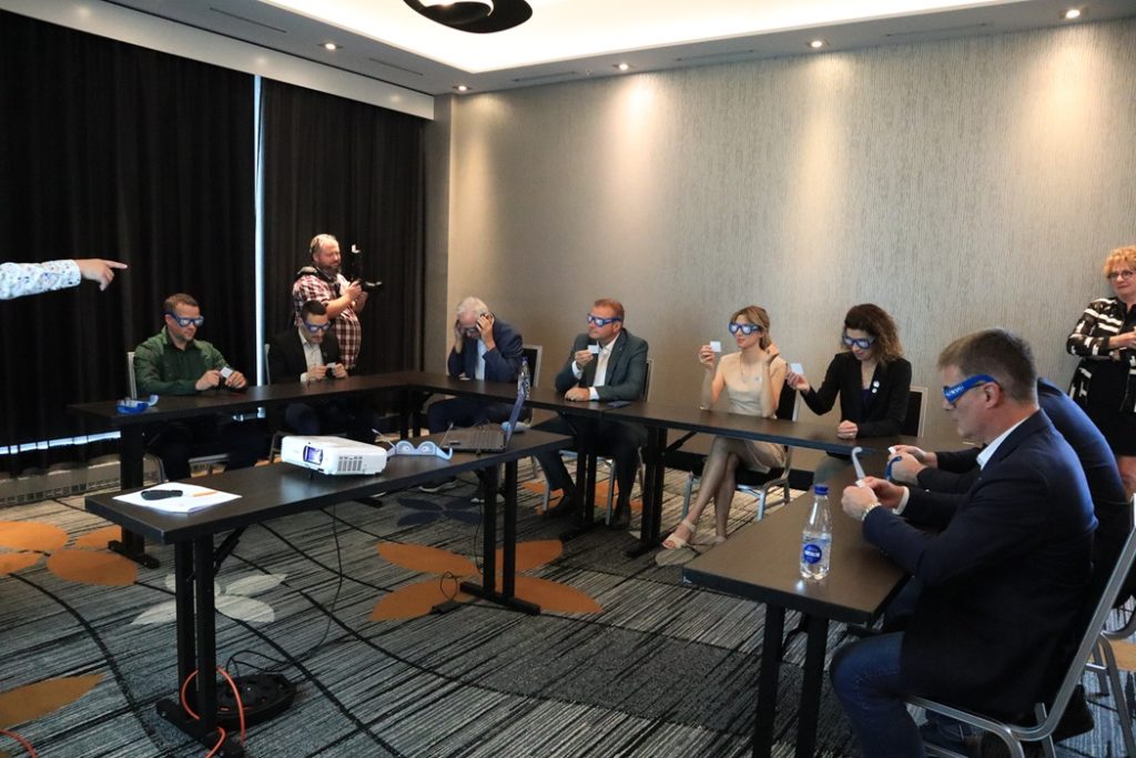 Les candidats des différentes formations politiques ont assisté à une simulation de la réalité de la vie d'un ainé. (Photo: Louis-Alexandre Parent)