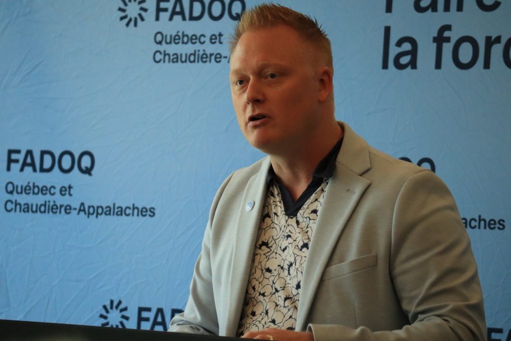 Michel Beaumont, directeur général de la FADOQ de la région de Québec s'adresse aux candidats des partis politiques. (Photo: Louis-Alexandre Parent)