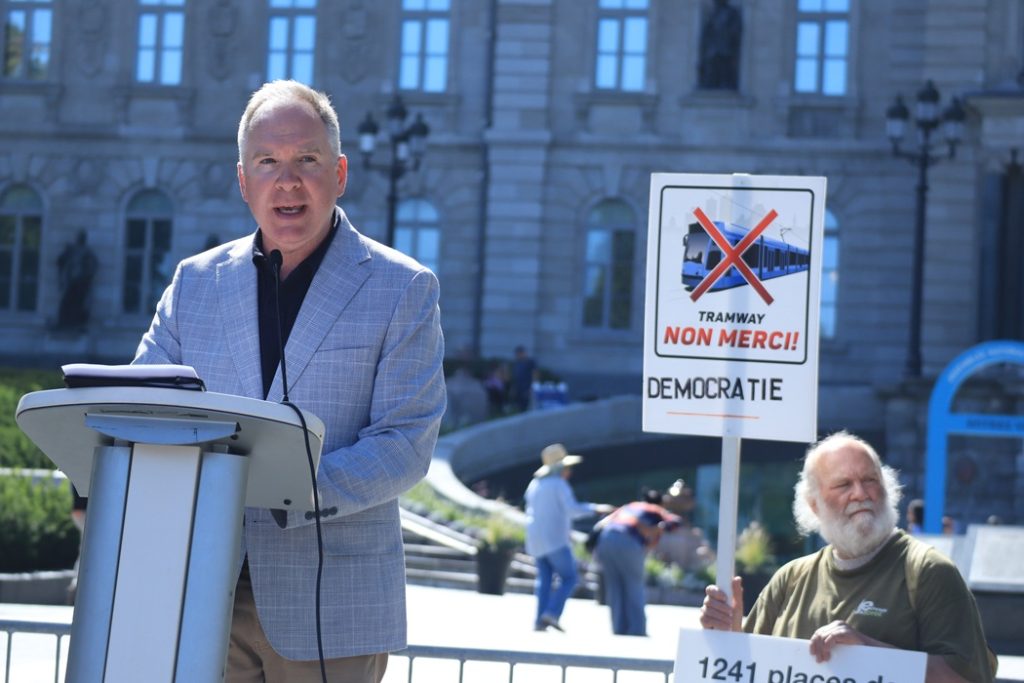 Jean-Pierre Dussault a animé ce rassemblement samedi devant l'Assemblé Nationale. (Photo: Louis-Alexandre Parent)