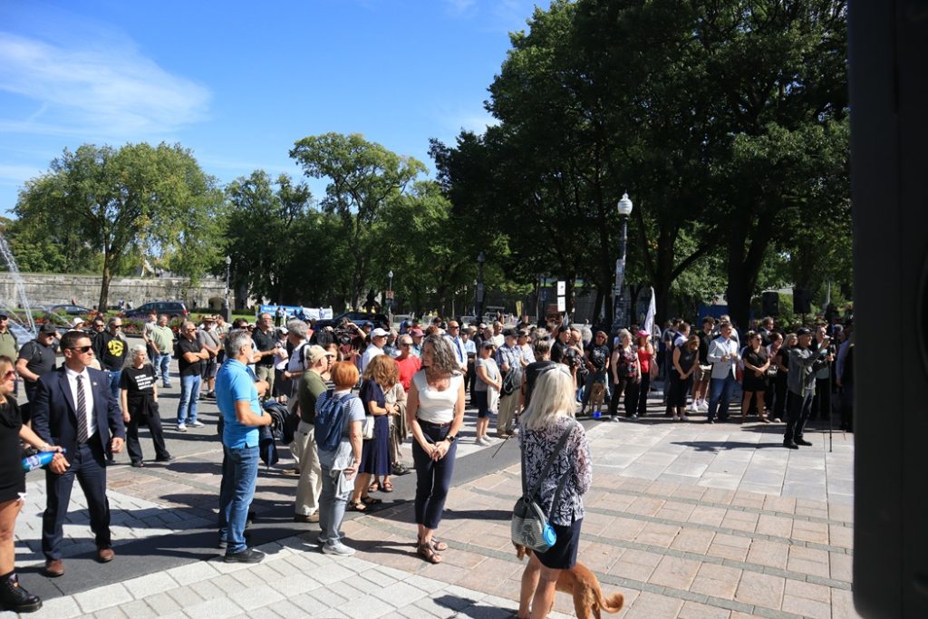 Le rassemblement a attiré un peu moins d'une centaine de citoyens et de personnalités publiques. (Photo: Louis-Alexandre Parent)
