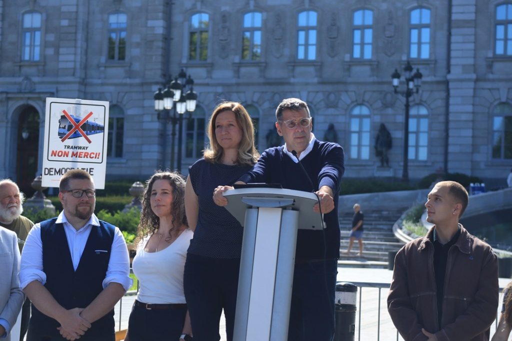 Éric Duhaime a pris la parole lors du rassemblemennt de la Coalition 76%. (Photo: Louis-Alexandre Parent)