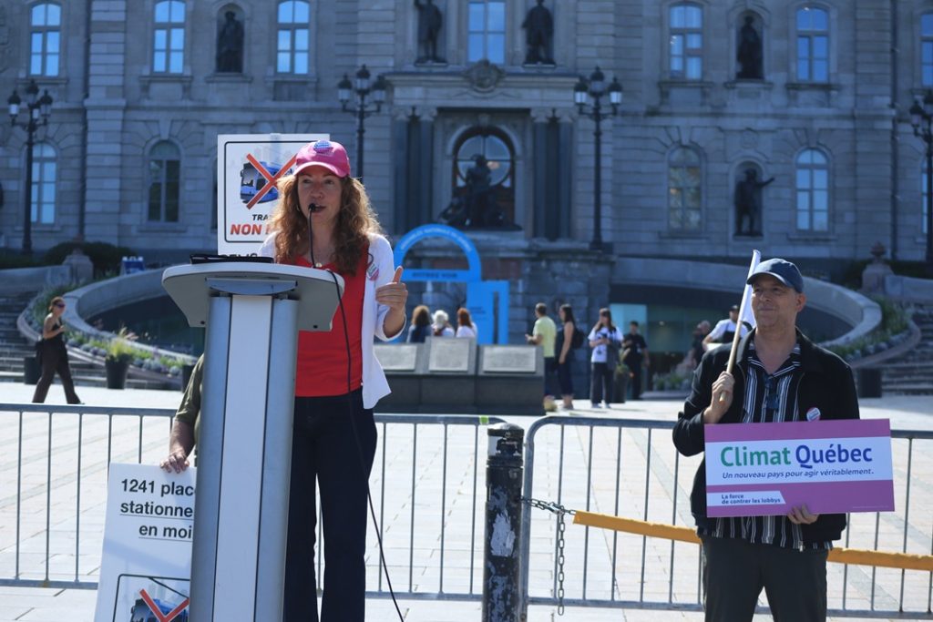 Martine Ouellet de Climat Québec a pris la parole lors du rassemblemennt de la Coalition 76%. (Photo: Louis-Alexandre Parent)