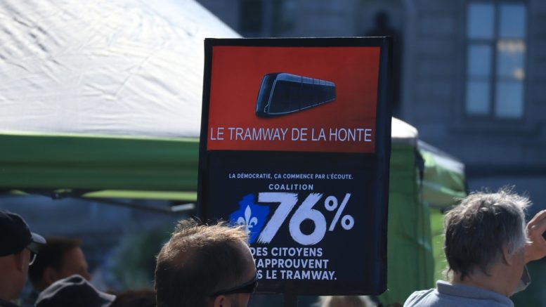 La Coalition 76% a manifesté samedi devant l'Assemblé Nationale. (Photo: Louis-Alexandre Parent)
