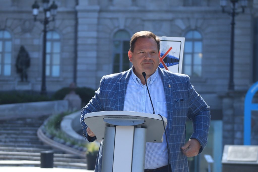 Stéphane Lachance a pris la parole lors du rassemblemennt de la Coalition 76%. (Photo: Louis-Alexandre Parent)